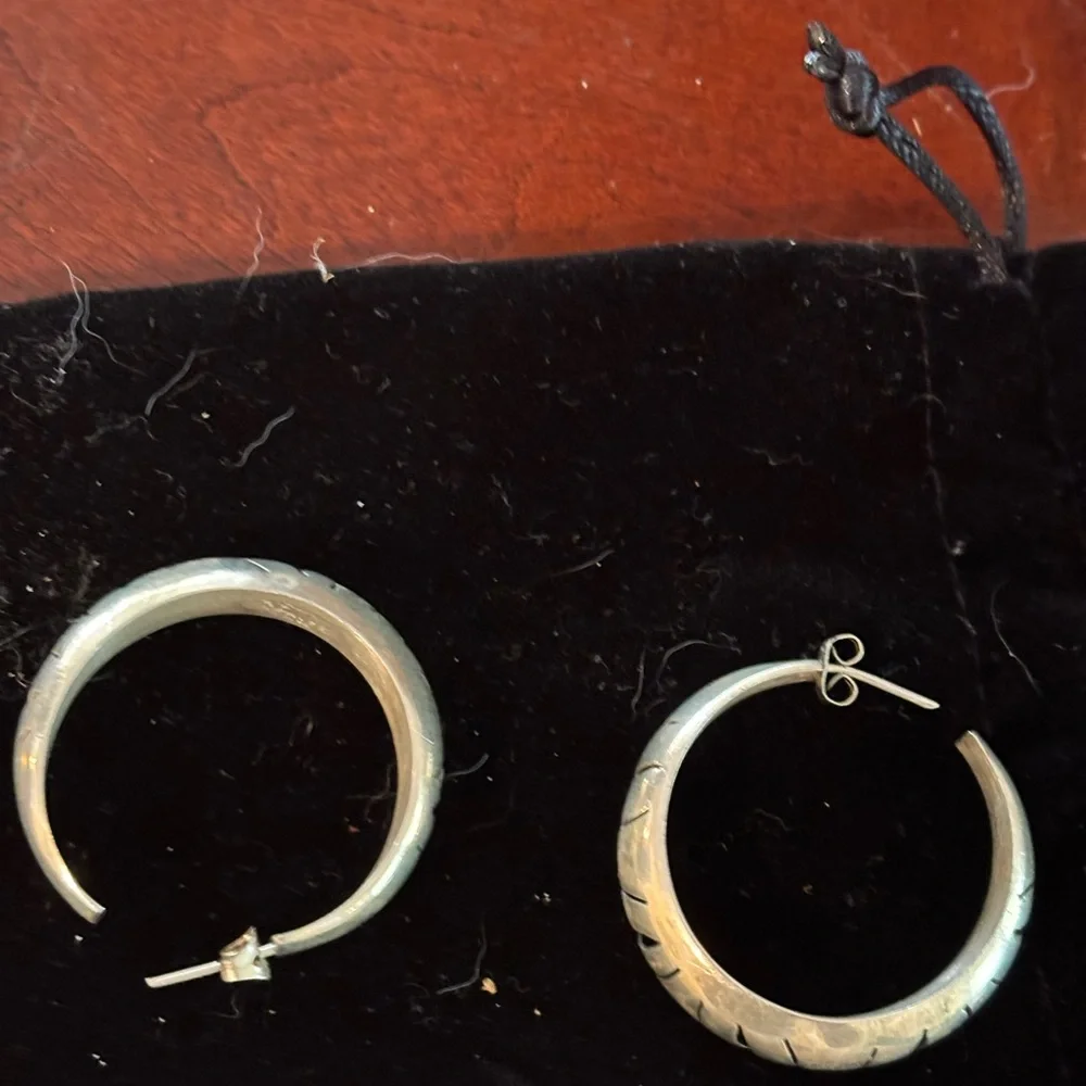 Chic Silver Hoop Earrings - Picture 3 of 4